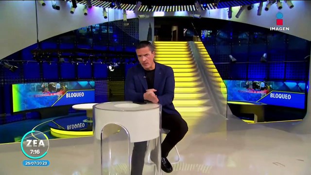 Personas en sillas de ruedas bloquean el acceso a la Terminal 1 del AICM