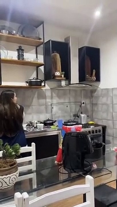 Panela de pressão explode perto de jovens.