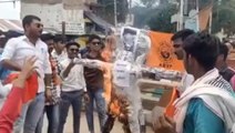 ललितपुर: अखिल भारतीय विद्यार्थी परिषद ने राजस्थान सरकार का जलाया पुतला, जानें वजह