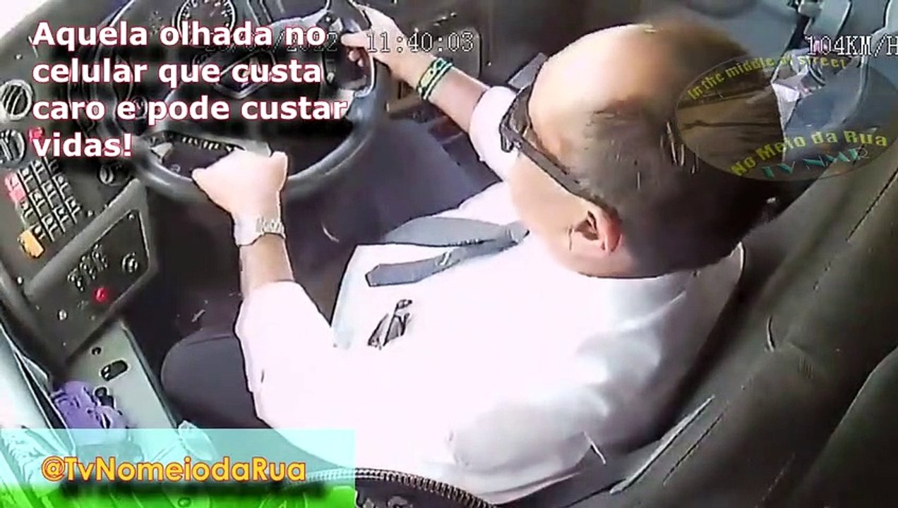 Perigo OLHAR e TENTAR PEGAR celular: Grave acidente com ônibus