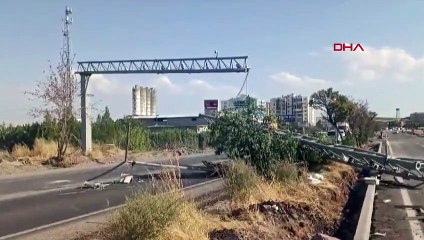 Diyarbakır'da KGYS Direği Hafriyat Kamyonunun Dorsesi Tarafından Devrildi