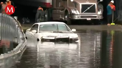 Se inunda el Circuito Exterior Mexiquense en Cuautitlán, un tráiler y un auto quedan varados