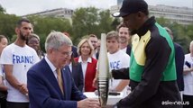 Usain Bolt mostra la torcia olimpica di Parigi 2024