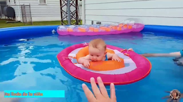 Risas de bebes - Momentos divertidos de bebes en el agua-funny videos