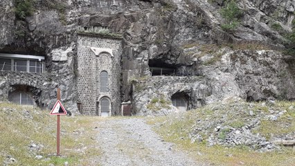 Usine hydroélectrique troglodyte du Bâton
