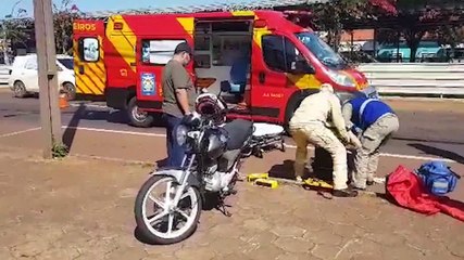 Colisão de trânsito deixa motociclista ferida na Avenida Brasil