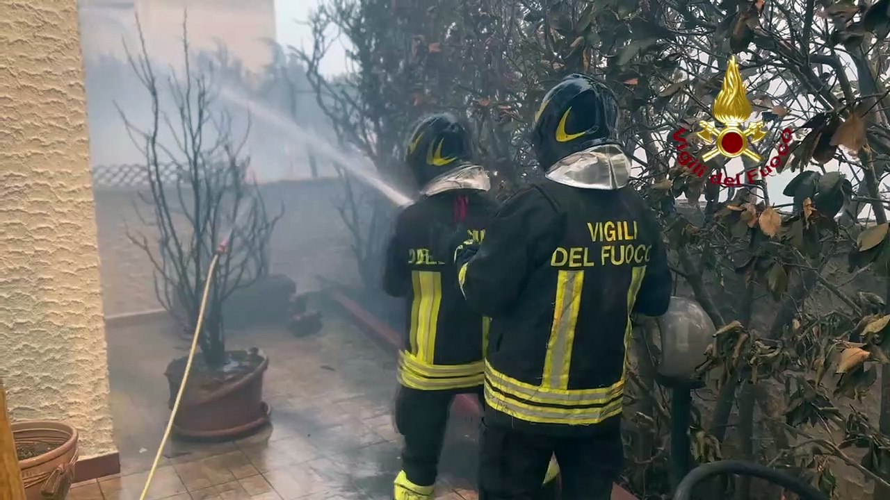Lecce: bagnanti in fuga da San Cataldo per gigantesco incendio e aria irrespirabile – video