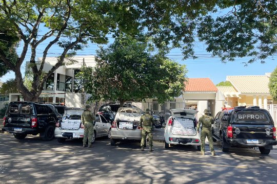 BPFron apreende 3 veículos carregados com mais de R$105 mil em cigarros contrabandeados