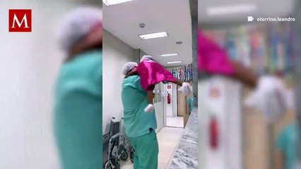 Médico viste a pequeños como superhéroes para ayudarlos a lidiar con el miedo de una cirugía