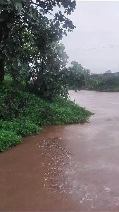 Rain water on the culvert, traffic stopped for several hours