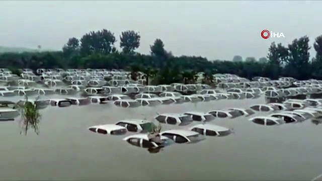 Nehrin su seviyesi yükseldi, 100'den fazla araç sular altında kaldı