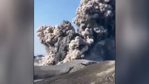بركان إيبيكو في جزر الكوريل الروسية ينفث الغبار إلى ارتفاع 3 آلاف متر قرب حدود #اليابان #روسيا #العربية