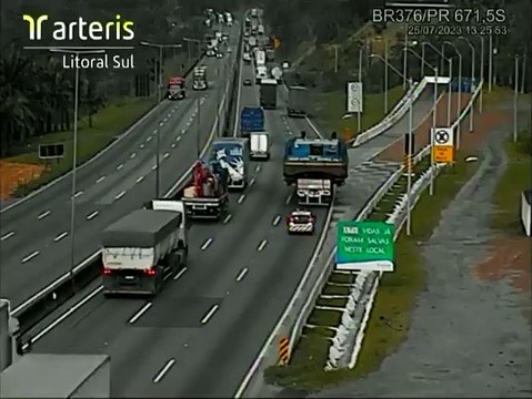 Caminhão com 15 toneladas de carga perde freios na BR-376, entre SC e PR