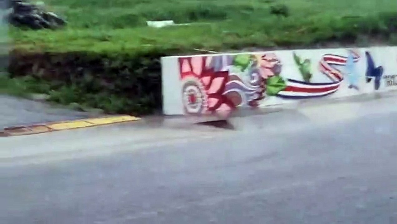 ¡Susto en vivo! Comunicador casi pierde su carro durante cobertura de avalancha