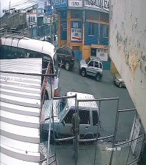 Graban robo a carro estacionado en mercado capitalino