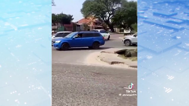 Hombre se cuelga del parabrisas de un vehículo