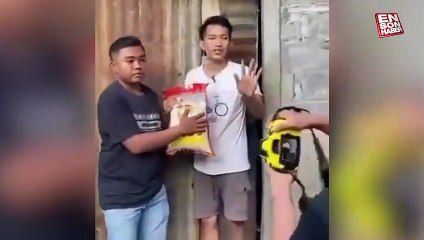 Yaptığı yardımın fotoğrafını çekmek isteyince komik duruma düşen adam