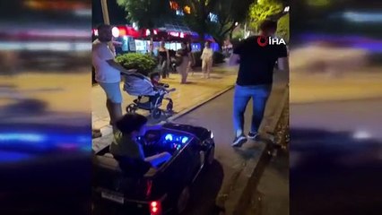 Akülü arabasıyla kaldırımda giden çocuk ile trafik polis arasındaki konuşma tebessüm ettirdi