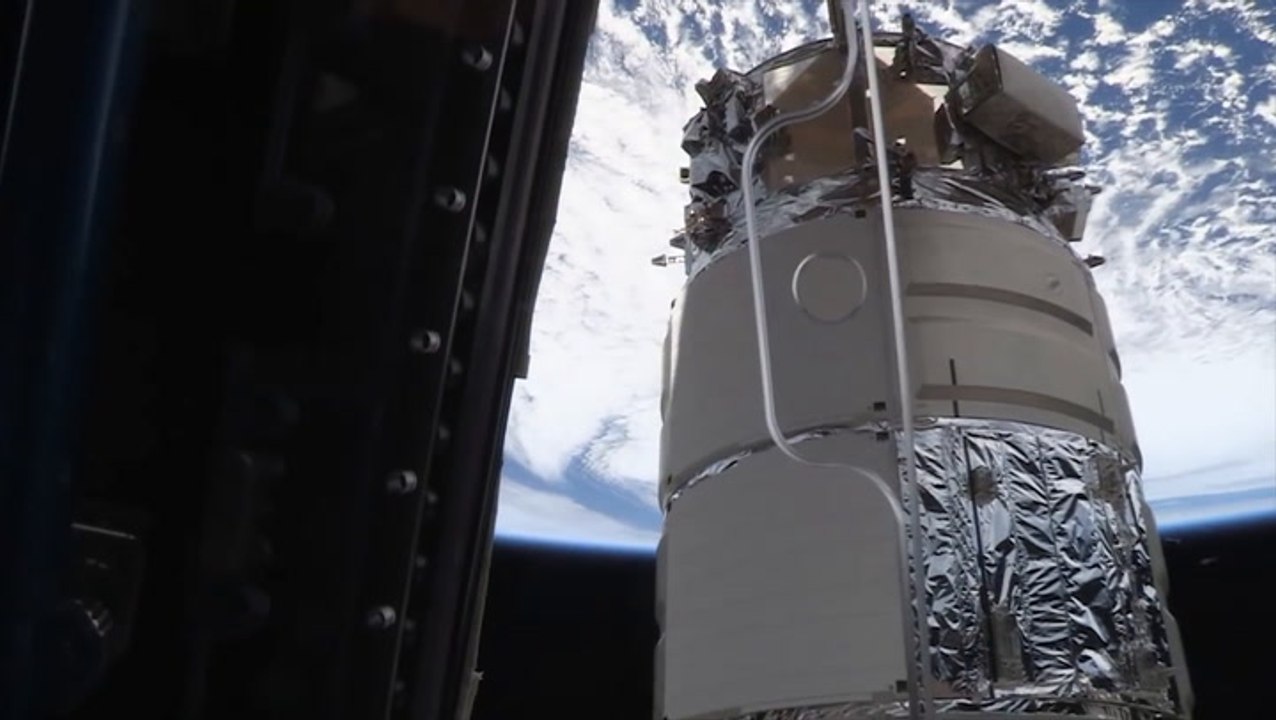 How NASA's Female Astronauts Wash Hair, Exercise and Eat in Space | Marie Claire
