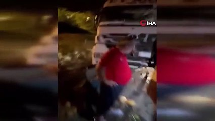 Sebze ve meyve yüklü kamyonetle tır çarpıştı, ortalık savaş alanına döndü