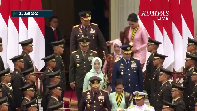 Momen Jokowi Terkagum dan Ajak Ngobrol Perwira TNI-Polri Saat Foto Bersama Usai Pelantikan