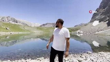 Temmuz ayında karlı yamaçları tırmandılar, buz gibi suya girerek serinlediler