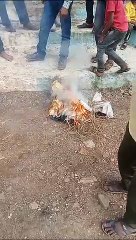 पीएम और गृहमंत्री का पुतला जलाया,मणिपुर की घटना का विरोध