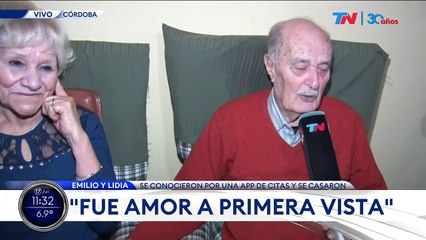 "Amor a primera vista": Abuelitos se conocen en Tinder y terminan casados