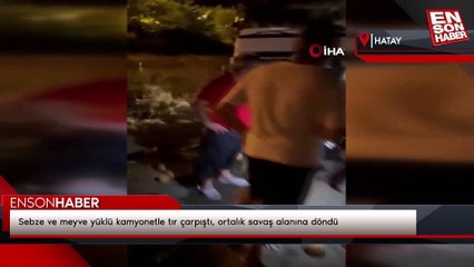 Sebze ve meyve yüklü kamyonetle tır çarpıştı, ortalık savaş alanına döndü