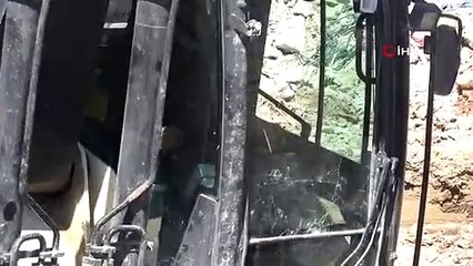 Enkazdan çıkardığı Türk bayrağını iş makinasında dalgalandırıyor