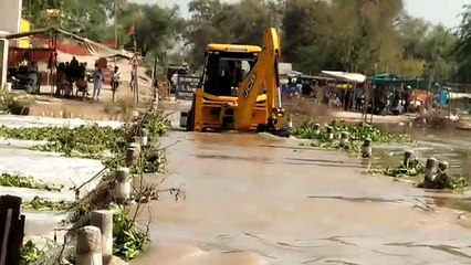 Download Video: Water decreasing rapidly, 400 cusecs water reduced in drain bed