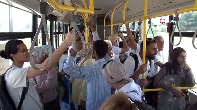 Le chauffeur de bus et poète Gündüz lit de la poésie à ses fans