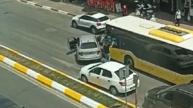 İETT otobüsünün önünü kesip, şoförü dövdüler