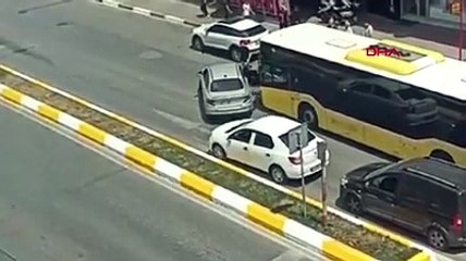İETT otobüsünün önünü kesip, şoföre kabusu yaşattılar