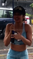 बारिश के बीच योगा करने पहुंची Malaika Arora