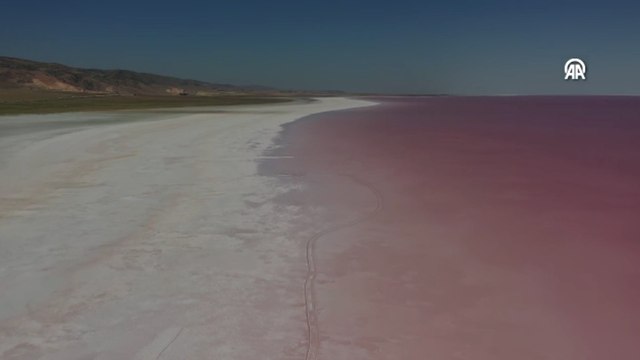 Tuz Gölü’ndeki renk değişimi ziyaretçilere görsel şölen sunuyor