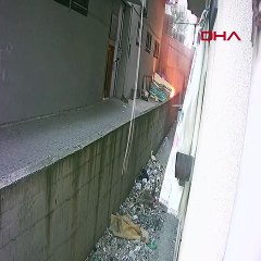 Pencereden atılan sigara izmaritinden çıkan yangın, güvenlik kamerasına böyle yansıdı