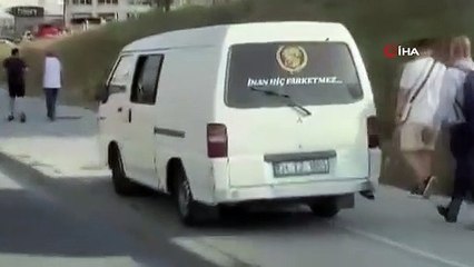 Kaldırımdan giden sürücü, yayalara korna çalarak yol istedi