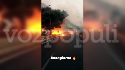 Una autopista en llamas en Sicilia: la imagen que muestra la magnitud de los incendios en la isla italiana