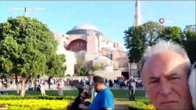 Omzundaki kedisi ile İstanbul’u karış karış gezdi