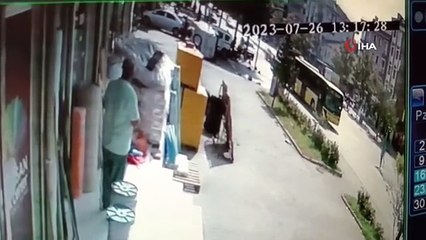 Kırmızı ışıkta geçen İETT otobüsü kamyonete böyle çarptı