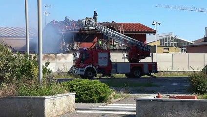 Trezzano sul Naviglio, incendio in un capannone e una villetta
