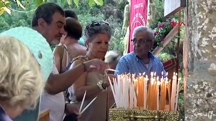 Les Grecs ont célébré la messe du jour d'Aya Paraskevi au monastère de Bozcaada Ayazma