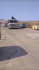 Vídeo de una grúa remolcando una neumática en la playa de Vargas