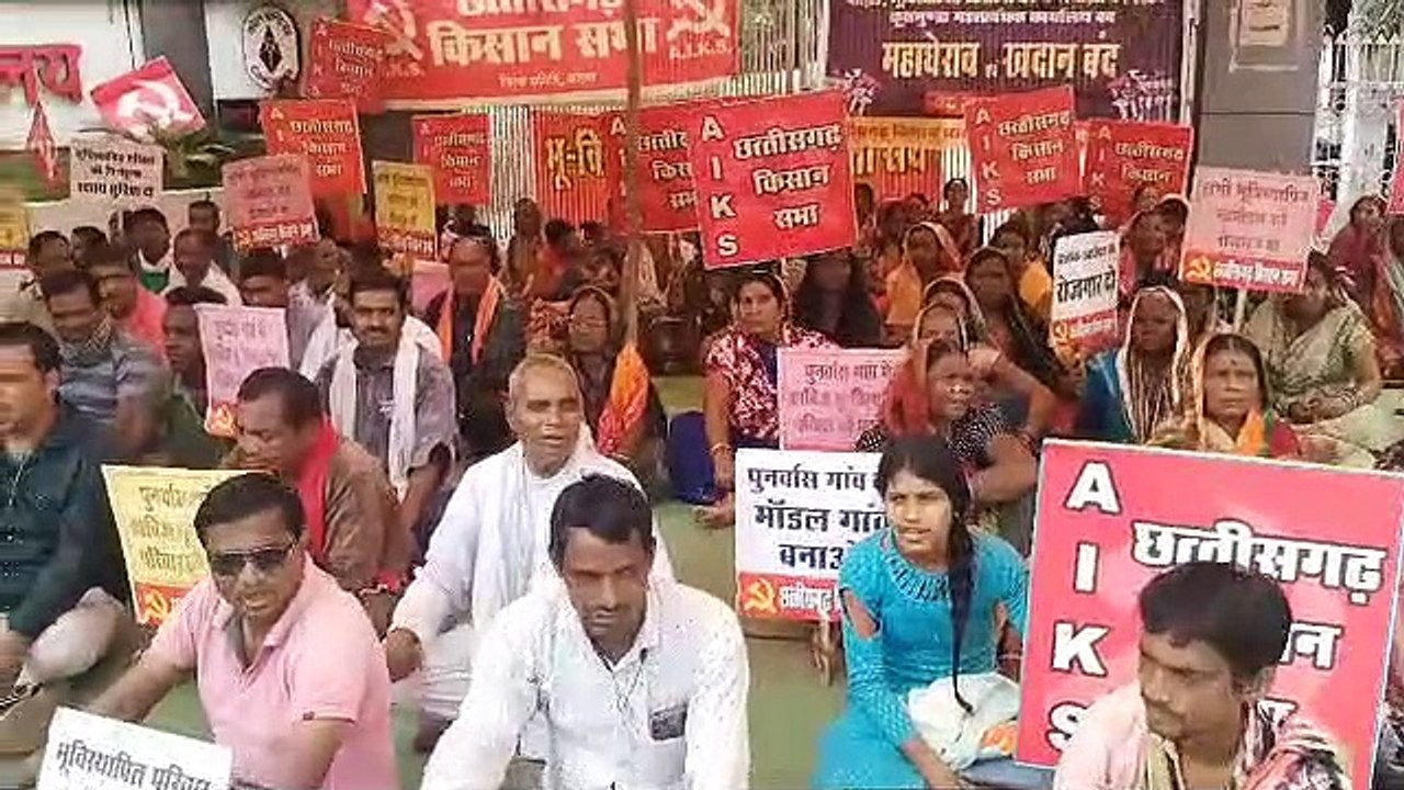 कुसमुंडा जीएम और प्रोजेक्ट गेट पर भू- विस्थापितों ने जड़ा ताला, किया प्रदर्शन