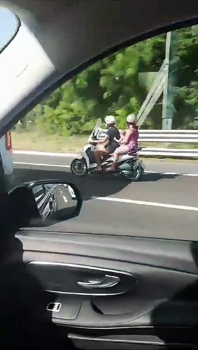 Il VIDEO incredibile della coppia in scooter con in braccio il figlio neonato sull’autostrada Napoli-Salerno