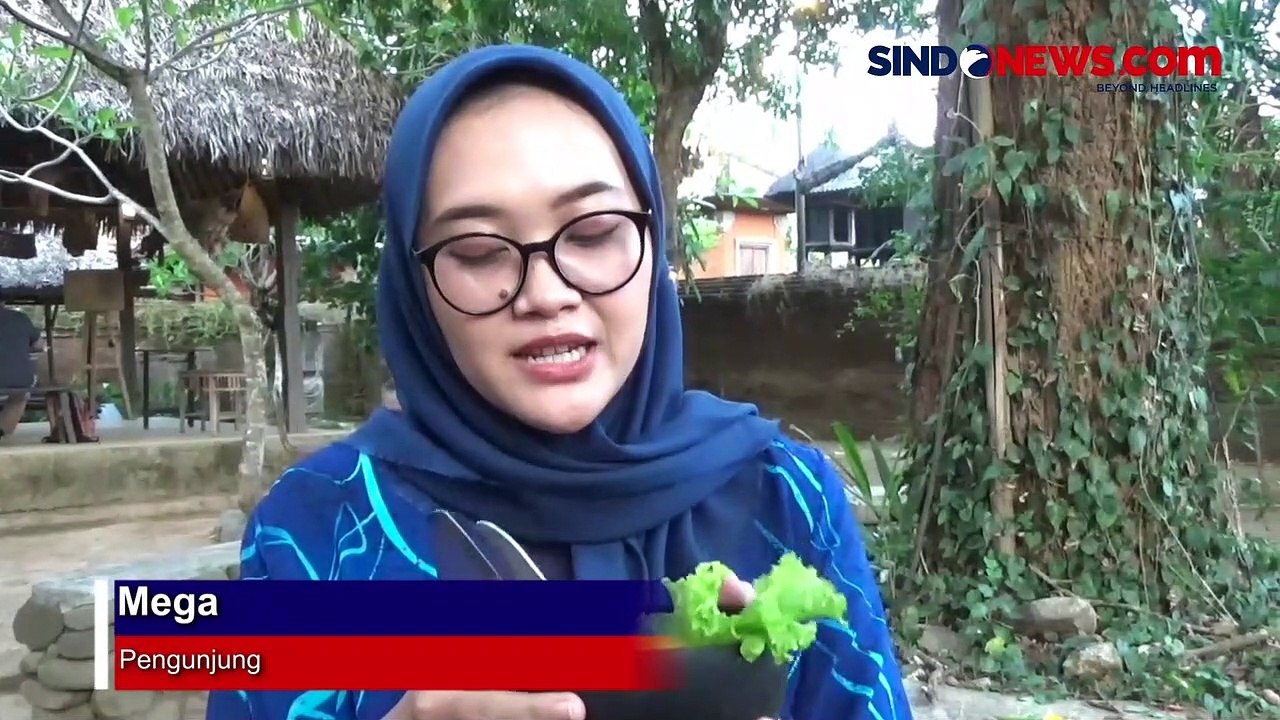 Kuliner Warung Tempo Dulu di Bali Sajikan Nasi Ayam Suwir di Batok Kelapa