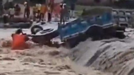 Viral: उफनती नदी में चालक समेत समाया ट्रैक्टर, रोंगटे खड़े कर देगा Video