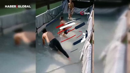 Sıcaklarla başa çıkmanın alternatif yolunu bulan çocuklar, kamyoneti havuza çevirdi