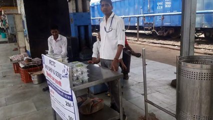 इटारसी में भी जनरल यात्रियों को मिलने लगा सस्ता खाना, दोनोें छोर पर स्टॉल शुरू